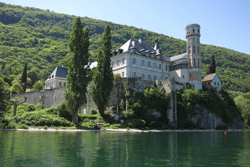 Планы на осень: озера, замки и наследие Belle Époque во Французских Альпах