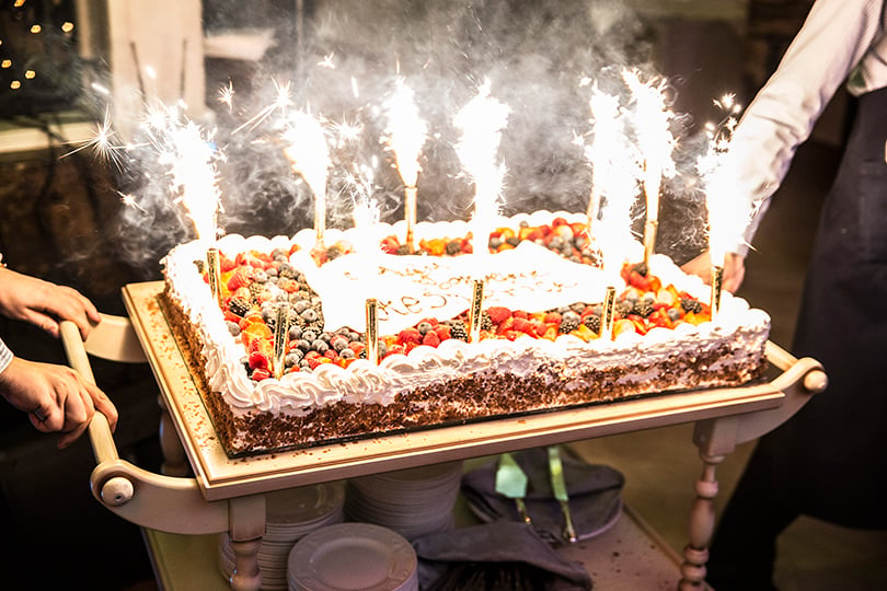 Праздничный торт в честь юбилея бутика-красоты Aesthetica — в подарок от ресторана La Prima