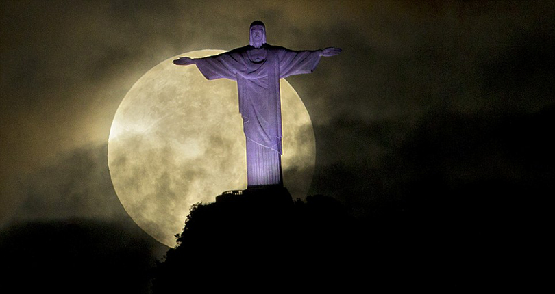 Суперлуние на фоне статуи Христа-Искупителя, Рио-де-Жанейро, 2012 г. ©Виктор Рю Каивано/AP PHOTO