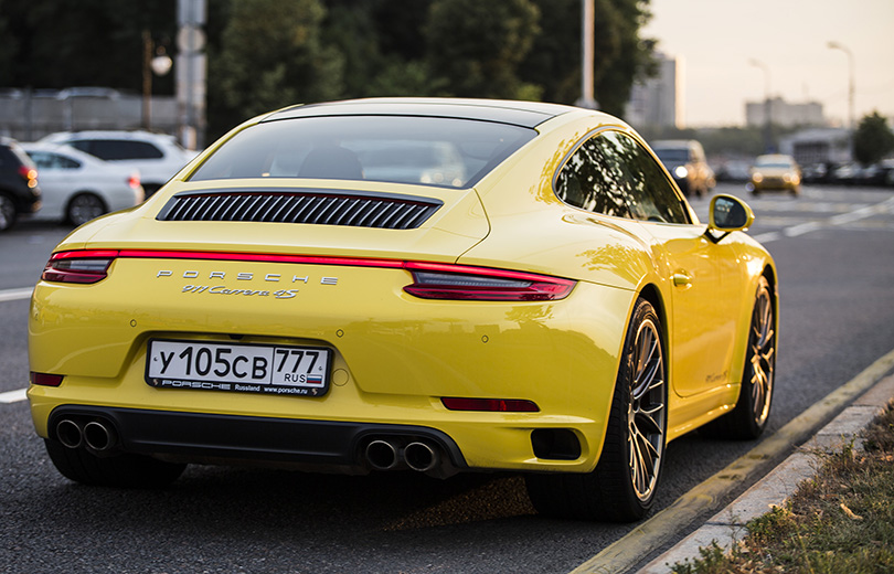 Cars with Jan Coomans: Porsche 911 Carrera 4S review on road and racetrack
