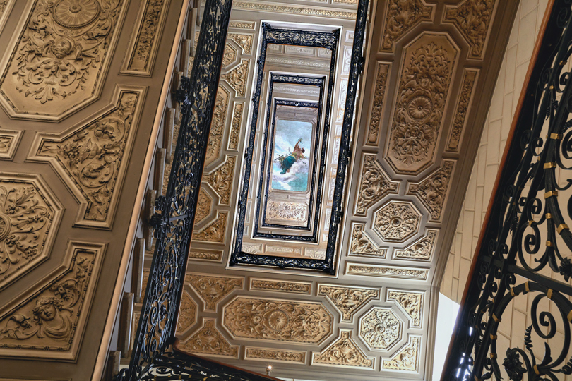 Идея на уикенд: пятиметровая люстра, венецианские зеркала и черный мрамор – отель-дворец St.Regis Rome открылся после реновации 