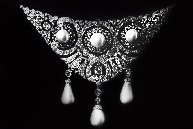 Ювелирное украшение с круглыми и квадратными бриллиантами и двумя грушевидными жемчужинами — заказ графини фон Гогенфельзен (Ольги Палей). 1908