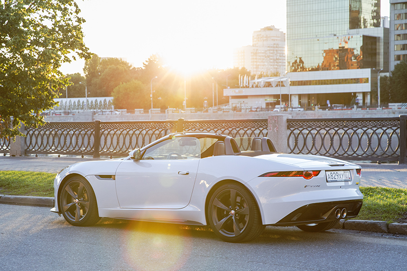 Авто с Яном Коомансом. Чистое удовольствие: обзор Jaguar F-Type 400 Sport Convertible