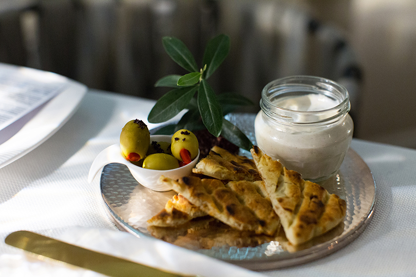 Светская неделя с Ириной Чайковской: вечер в стиле Chef’s Table в ресторане греческой кухни Iliadis. 
