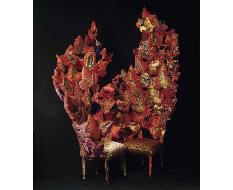 Два уникальных экспоната — стулья авторства итальянской художницы Карлы Толомео (Carla Tolomeo), обитые велюром и винтажными платками Дома