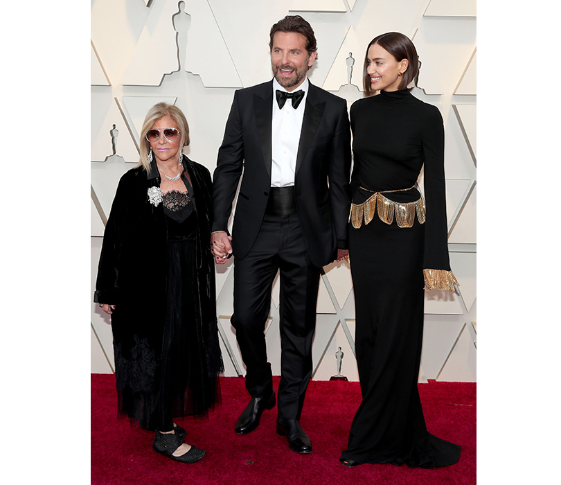 Лучшие образы ковровой дорожки церемонии «Оскар»-2019. Брэдли Купер с мамой Глорией Кампано и Ириной Шейк в Burberry