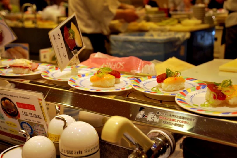 Восемь вещей, которые нужно сделать в Токио: Поужинать в ресторане с суши-конвейером