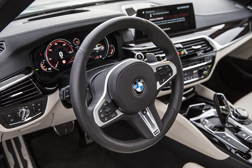 Авто с Яном Коомансом. За рулем новой BMW 5 серии: бензин vs. дизель