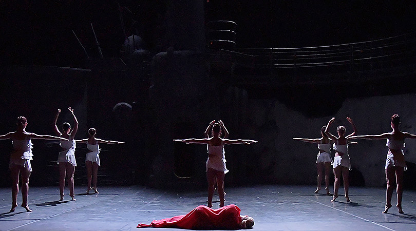 Сцена из балета Анжелена Прельжокажа «Ромео и Джульетта»