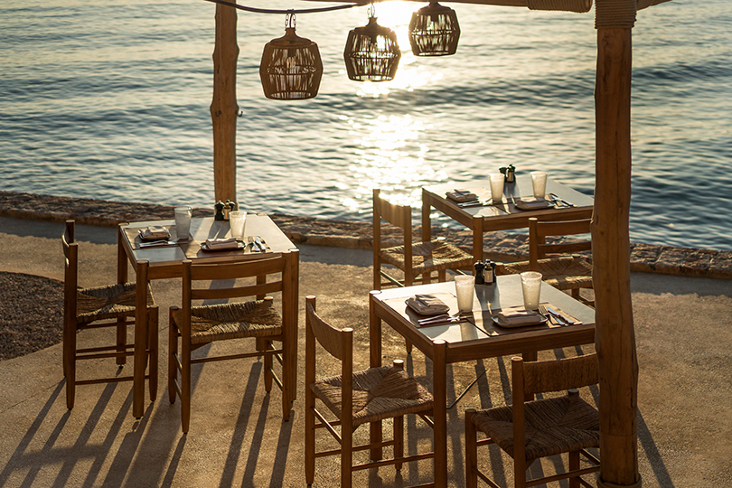 Традиционная греческая Taverna 37 на берегу моря