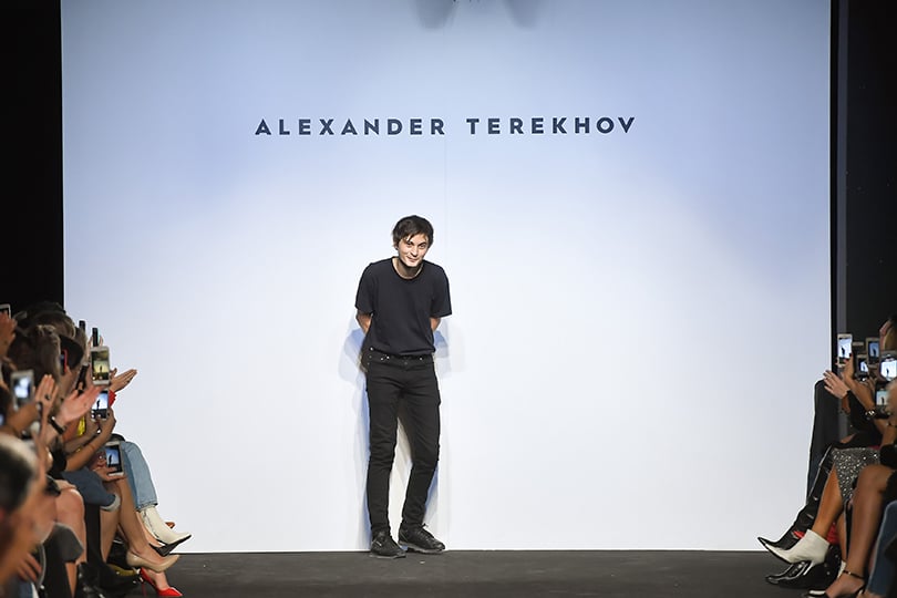 Летящей походкой: Александр Терехов представил минималистичную весенне-летнюю коллекцию